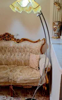 آباژور ایستاده