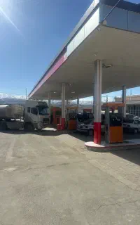کارگر و اپراتور پمپ بنزین