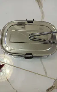 ظرف استیل غذا جای برنج  و خورشت دارد