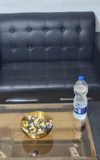 مبل اداری خیلی تمیز به همراه گل میز