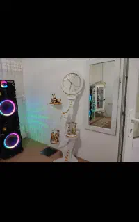 ساعت با سه تا مجستمه و گلدان باگل