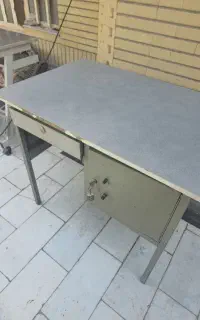 میز تحریر و کامپیوتر