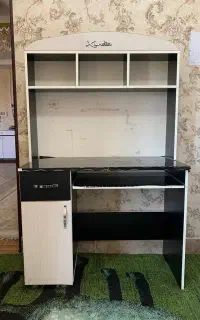 میزکامپیوتروکتابخانه