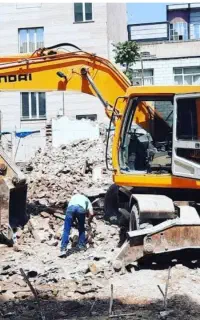 تخریب ساختمان مسکونی با دستگاه کارگر حرفه