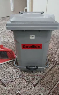 سطل زباله وجارو