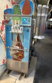 یخچال و فریزر و شیرسردکن لبنیاتی قیفی نیکنام