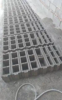 کارگر جهت کار در کارگاه بلوک زنی