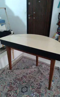 دو میز نیم دایره کاملا سالم و در حد نو