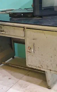 میز آهنی محکم و شیک.