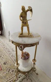 میز تلفن برنج و مجسمه مرد یونانی