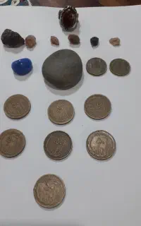سکه ۵تومنی و تعدادی سنگ‌کوچک معدنی