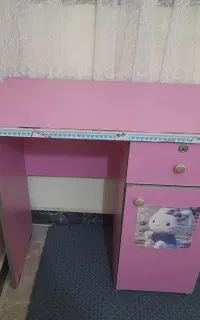 میز تحریر صورتی