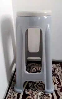 چهار پایه پلاستیکی طوسی نو.