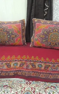 یک تشک و یک جفت کوسن بزرگ پته