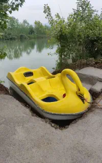 قایق پدالی ۴ نفره در طبیعتی بکر و زیبا