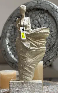 مجسمه ی دختری در باد