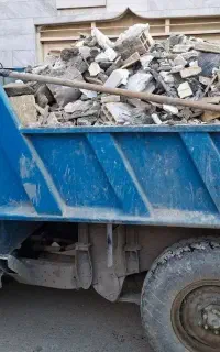 نیسان کمپرسی حمل نخاله ماسه شن پوکه با کارگر