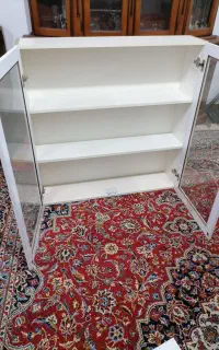 ۲ عدد ویترین کابینت شیشه‌ای دو درب سفید قیمت مناسب