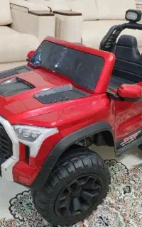 جیپ قرمز رنگ متوسط