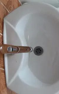 روشویی تمیز و سالم با پایه استوانه ای