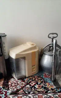 آبمیوه گیری و زودپز و سرویس چاقو