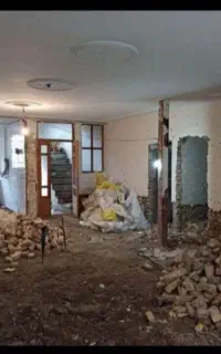 تخریب کاری ساختمانی با ابزار کامل کارگر حرفه‌ای