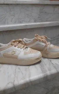 یک جفت کتانی