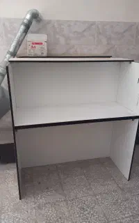 میز پیشخوان و قفسه مغازه