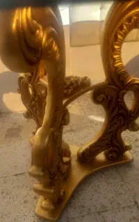 یک عدد میز ناهار خوری ۸ نفره بدون صندلی
