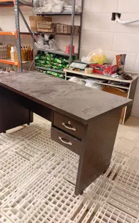 میز اداری و صندلی چرخ دار و کتابخونه