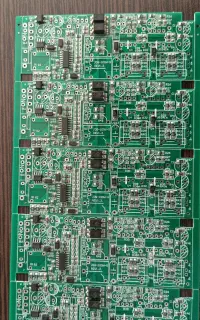 تعداد زیادی برد مدار چاپی (PCB) منبع تغذیه ۱۰۰ وات