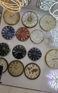 ساعت دیواری و لوستر