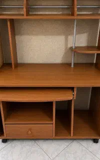 میز تحریر کامپیوتر و کتابخانه