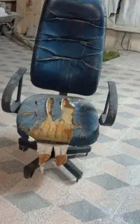 صندلی اداری چرخدار. نیاز به تعمیر