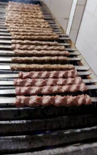 ۱نفر تخته کار۱نفر آشپز رستورانی و۲نفر کمک آشپز