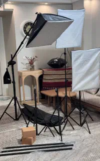 3 عدد سافت باکس ، ۵ عددسه پایه برای نور و بک گراند