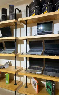 لپتاپ با شارژر اصلی و کنسول بازی در فروشگاه اقساطی