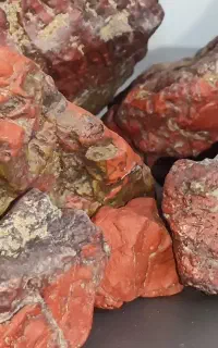 سنگ جاسپر سرخ با رگه زرد و بنفش