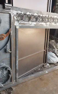 کارگر در کارگاه جوشکاری