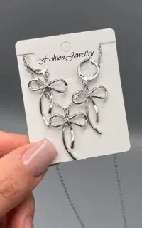اکسسوری حک چشم روی گردنبند