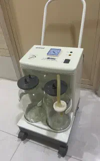 یک دستگاه ساکشن جراحی مدلyuwell 7A 23D