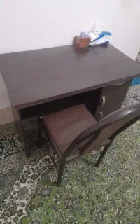 صندلی ومیز تحریر وکامپیوتر
