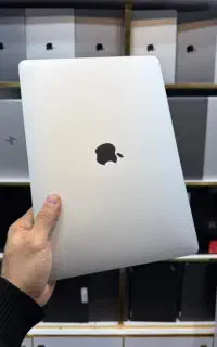 مک بوک پرو ۲۰۲۰ تاچ باردار