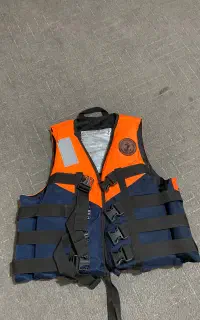 دو‌ عدد جلیقه نجات به فروش میرسد