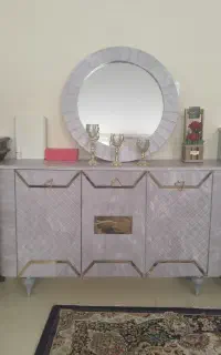 آینه و کنسول بسیار تمیز و سالم