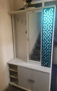 جاکفشی و جالباسی آینه‌دار و چراغ‌دار