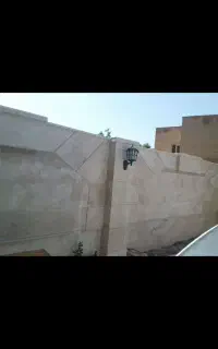 یک  استادکارسنگ نما ودوکارگرروزمزد