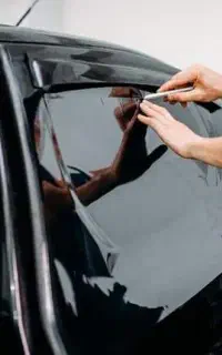 نصب شیشه دودی در محل