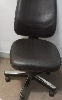 صندلی چرخ دار چرم
