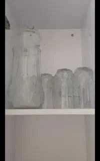 یک پارچ با یازده عدد لیوان خارجی به فروش می رسد